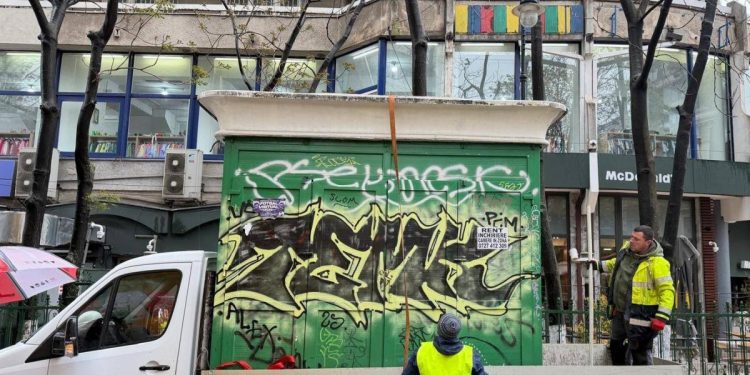 Un chioc uitat timp de 20 de ani in centrul Bucurestiului a fost demolat de autoritati Imagini cu