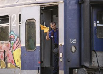 trenuri oprite intre arad si timisoara din cauza ruperii pantografului unei locomotive cinci curse sunt