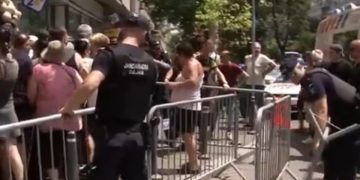 Cozi si aglomeratie pentru reduceri la deschiderea unui magazin in Bucuresti in conditii de caldura intensa