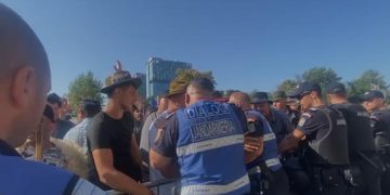 Fermierii protesteaza in Bucuresti sustinand ca sunt pe cale sa falimenteze din causa interzicerii