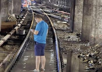 Radu Miruta surprins plimbandu se desculnt prin apa care a inundat statia de metrou