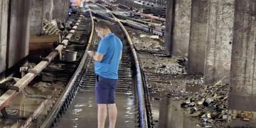 Radu Miruta surprins plimbandu se desculnt prin apa care a inundat statia de metrou