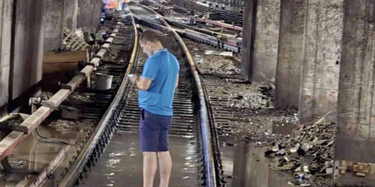Radu Miruta surprins plimbandu se desculnt prin apa care a inundat statia de metrou