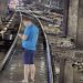 Radu Miruta surprins plimbandu se desculnt prin apa care a inundat statia de metrou