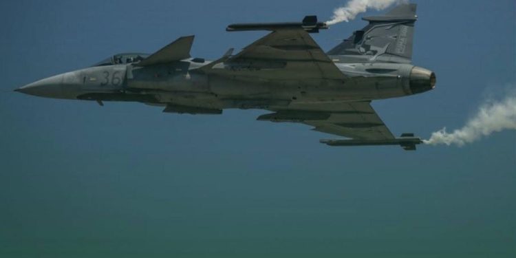 Ungaria a trimis avioane de luptă NATO la granița cu România. Un avion de pasageri din China nu a... 1 Ungaria a trimis avioane de lupta NATO la granita cu Romania Un avion de pasageri din China nu a