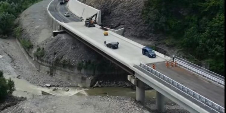Centura Comarnic se apropie de finalizare. A început turnarea asfaltului: "Lucrările avansează conform..." 1 Centura Comarnic se apropie de finalizare A inceput turnarea asfaltului Lucrarile avanseaza conform