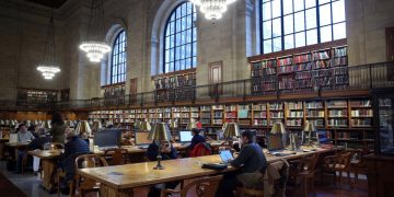 Cum a dominat teoria franceza Statele Unite Miscarea care a patruns in universitatile americane si a