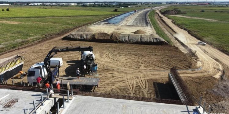 Cum arată din dronă cel mai nou segment al Autostrăzii A0. „Este finalizat în proporție de 91,5%. Inaugurarea va avea loc la sfârșitul... 1 Cum arata din drona cel mai nou segment al Autostrazii A0 este finalizat in proportie de 915 inaugurarea va avea loc la sfarsitul