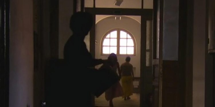 Cum se economiseste energia in ministere functionarii care lucreaza la doua calculatoare le deconecteaza