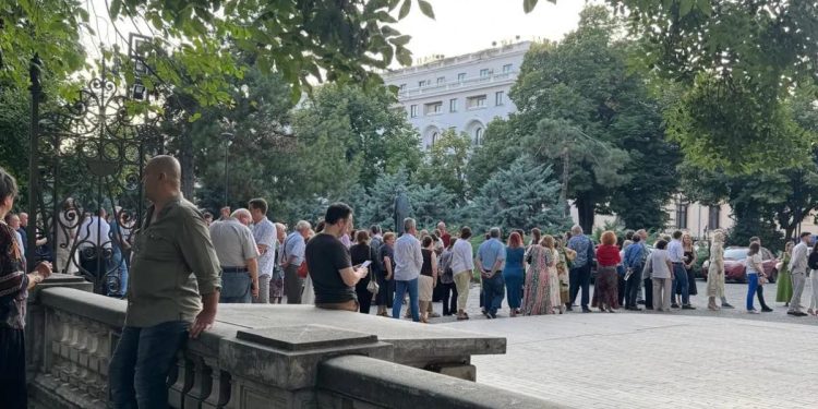 Dan Voiculescu: „Coada de la Ateneul Român reflectă o Românie pe care o vedem prea rar” 1 Dan Voiculescu Coada de la Ateneul Roman reflecta o Romanie pe care o vedem prea rar
