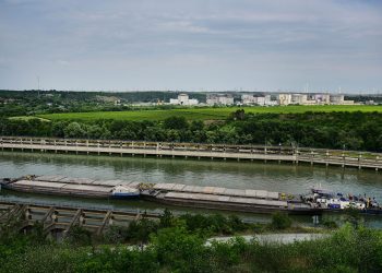 Expertii au finalizat operatiunile de scufundare a ultimelor doua barje pentru a redirectiona debitul Dunarii