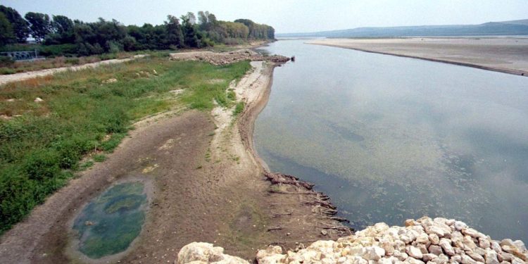 Hidrologii prevăd o ușoară creștere a debitului Dunării în zilele următoare. 1 Hidrologii prevad o ushoara crestere a debitului Dunariei in zilele urmatoare