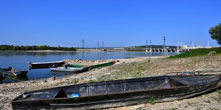 Operatiunea amnat de scufundare controlat a patru barje pe Dunre lng braul Bala va fi reluat