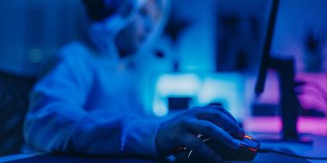 Pericolul din camera copilului tau Cum extremistii vaneaza adolescentii pe internet si ce masuri se iau