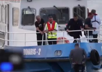 Radu Miruta a utilizat elicopterul si barca pentru a verifica barjele scufundate Este o procedura