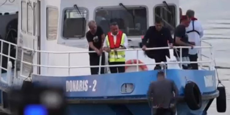 Radu Miruță a utilizat elicopterul și barca pentru a verifica barjele scufundate. "Este o procedură..." 1 Radu Miruta a utilizat elicopterul si barca pentru a verifica barjele scufundate Este o procedura